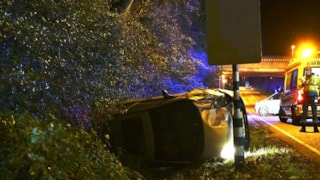 Auto belandt op z'n kant in Hoorn 1