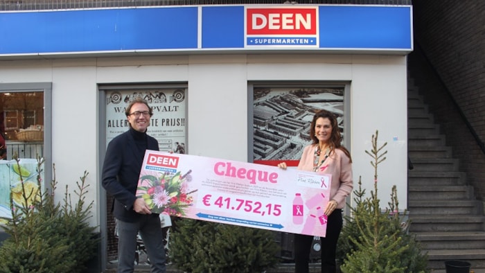 Overhandiging cheque door Deen