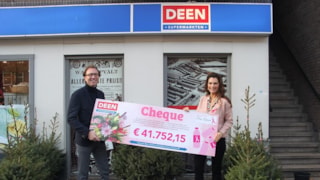 Overhandiging cheque door Deen