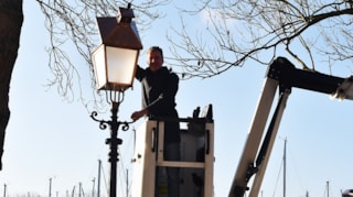 Wethouder Simon Broersma bij lantaarn in de haven