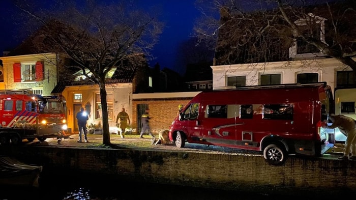 Busje blijft op de rand van de kade hangen in Enkhuizen