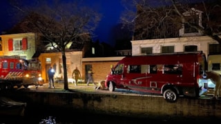 Busje blijft op de rand van de kade hangen in Enkhuizen