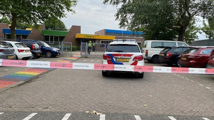Auto rijdt schoolgebouw in Grootebroek binnen