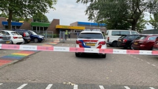 Auto rijdt schoolgebouw in Grootebroek binnen