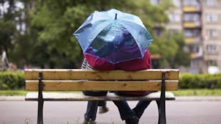 Mensen op bank met paraplu