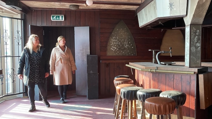 Gerie en Roos, 20 jaar na de brand in cafe 't Hemeltje (Foto NH Media)