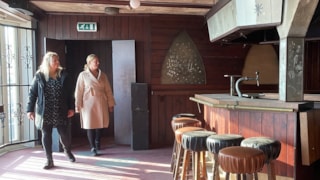 Gerie en Roos, 20 jaar na de brand in cafe 't Hemeltje (Foto NH Media)