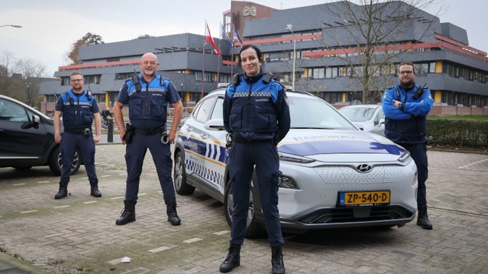 Handhavers van de gemeente Hoorn naast de dienstauto