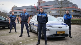 Handhavers van de gemeente Hoorn naast de dienstauto