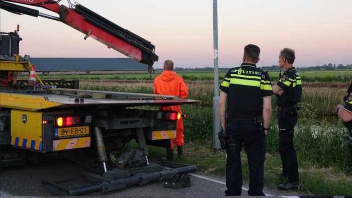 Automobilist te water in Midwoud3