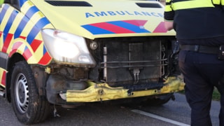 Automobilist te water in Midwoud2