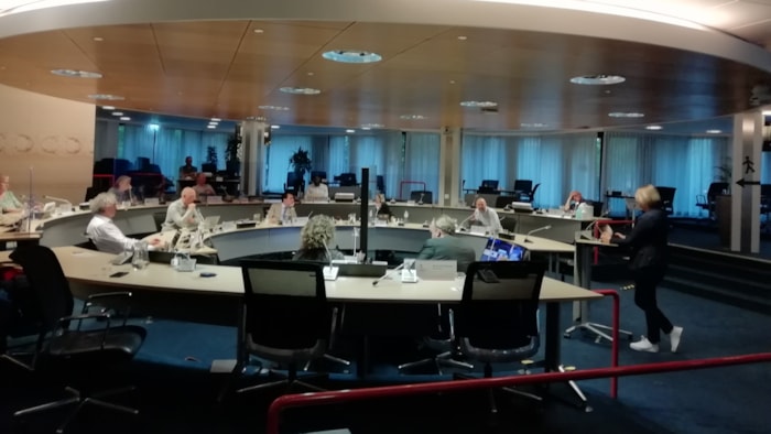 Er wordt weer in de raadszaal vergaderd_wethouder Van der Ven aan het woord over woonwagenlocatie Zomervaart