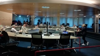 Er wordt weer in de raadszaal vergaderd_wethouder Van der Ven aan het woord over woonwagenlocatie Zomervaart