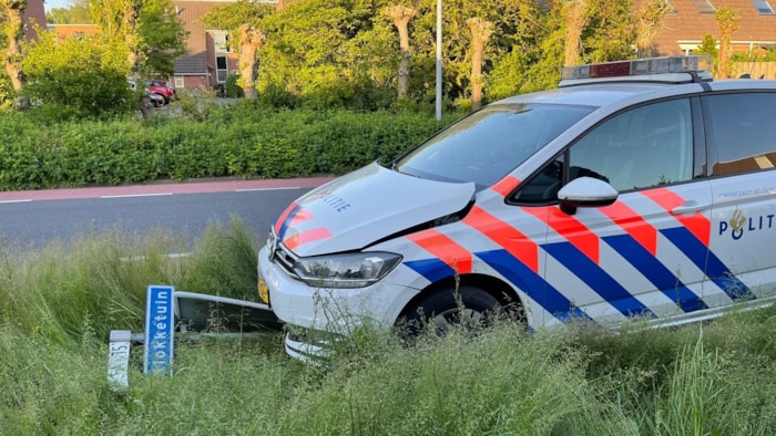 Politieauto crasht in Zwaag