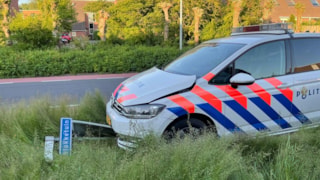 Politieauto crasht in Zwaag