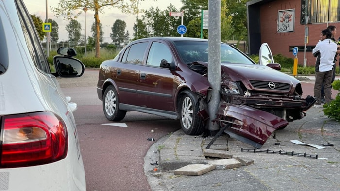Automobilist knalt tegen lantaarnpaal in Grootebroekjpg2