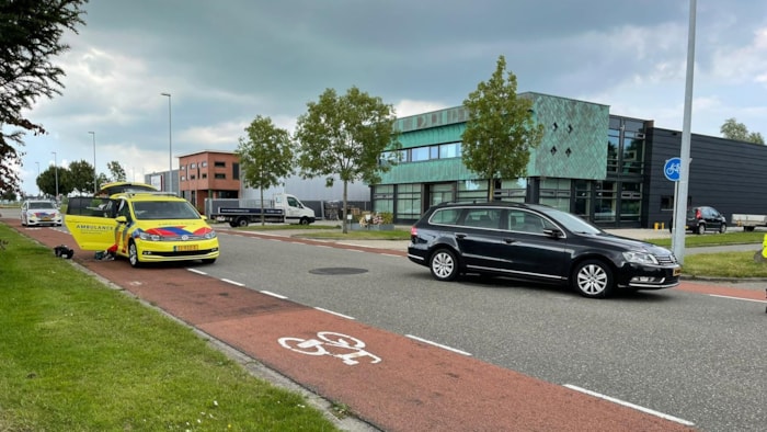 Auto in botsing met fietser aan De Corantijn