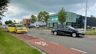 Auto in botsing met fietser aan De Corantijn