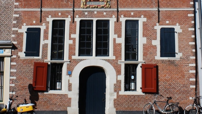 Boterhal voorgevel met gesloten luiken