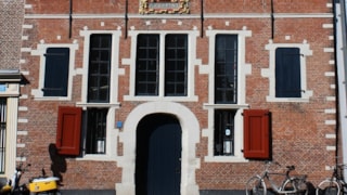 Boterhal voorgevel met gesloten luiken