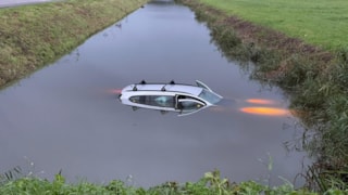 Auto te water in Andijk1