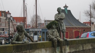 De Scheepsjongens van Bontekoe in de fietsverhuur Foto Rene Assendelft