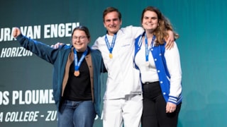 Laura van Engen prijsuitreiking