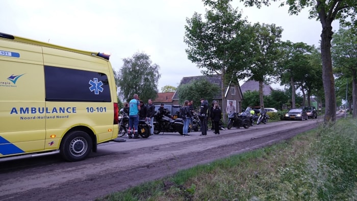 Motorrijders onderuit door prut op de weg in Westwoud