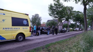 Motorrijders onderuit door prut op de weg in Westwoud