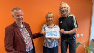 Vrijwilligerspunt Westfriesland ontvangt cheque ter waarde van 750 euro
