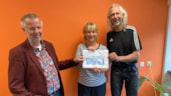 Vrijwilligerspunt Westfriesland ontvangt cheque ter waarde van 750 euro