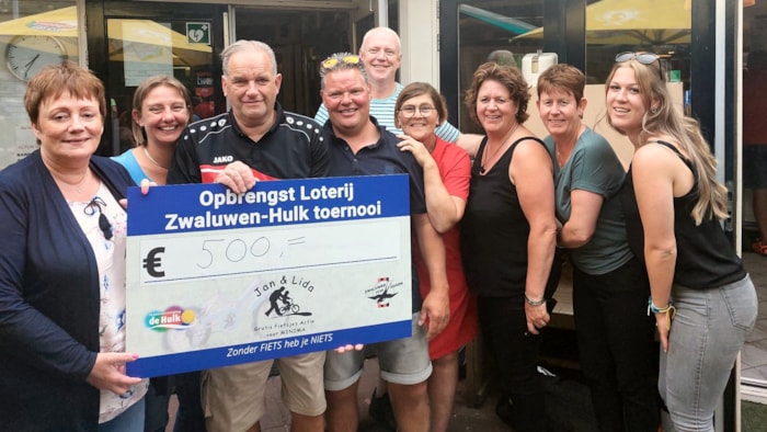 Jan en Lida Kooijman verrast met de cheque van 500 euro