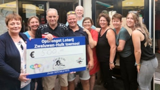 Jan en Lida Kooijman verrast met de cheque van 500 euro