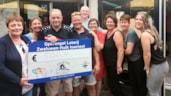 Jan en Lida Kooijman verrast met de cheque van 500 euro