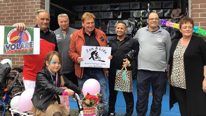 Hennie Huisman overhandigt 1000ste fiets