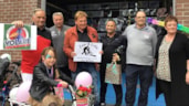 Hennie Huisman overhandigt 1000ste fiets