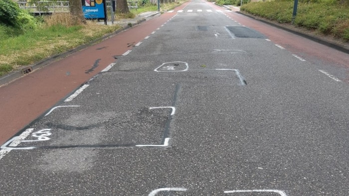 Reparatielocaties met witte verf gemarkeerd