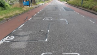Reparatielocaties met witte verf gemarkeerd