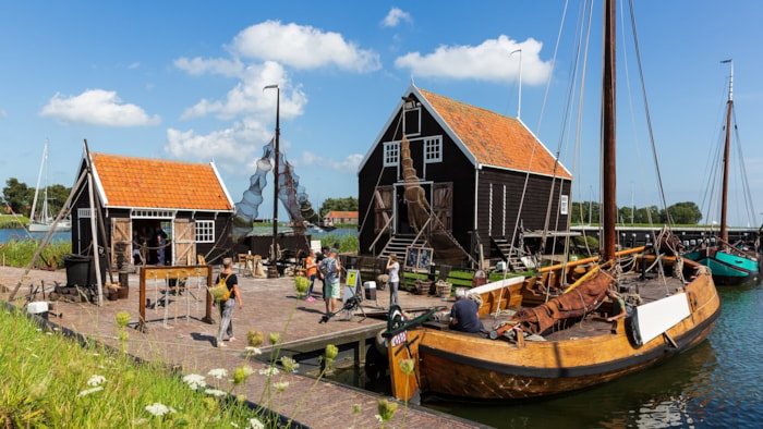 Stap aan boord van een historisch vissersschip in de Marker haven van het buitenmuseum