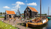 Stap aan boord van een historisch vissersschip in de Marker haven van het buitenmuseum