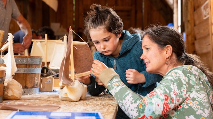 Activiteit klompbootje maken, foto Isabelle Dielen