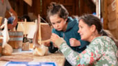 Activiteit klompbootje maken, foto Isabelle Dielen
