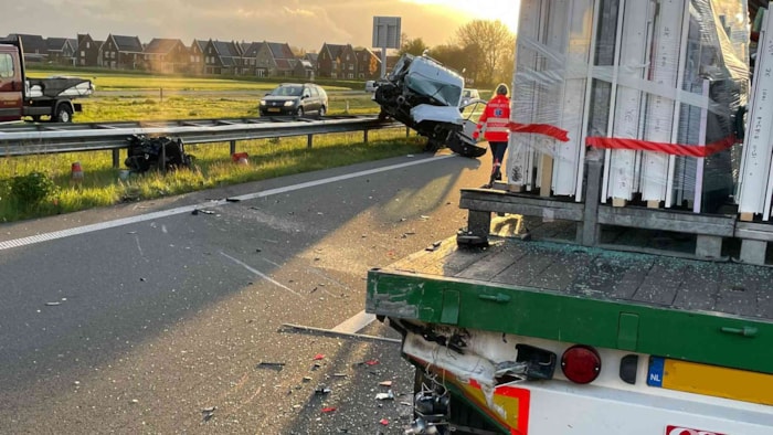 Bestelwagen klapt op vrachtauto