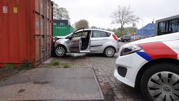Auto rijdt tegen container