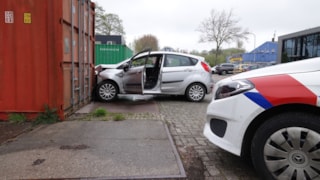 Auto rijdt tegen container