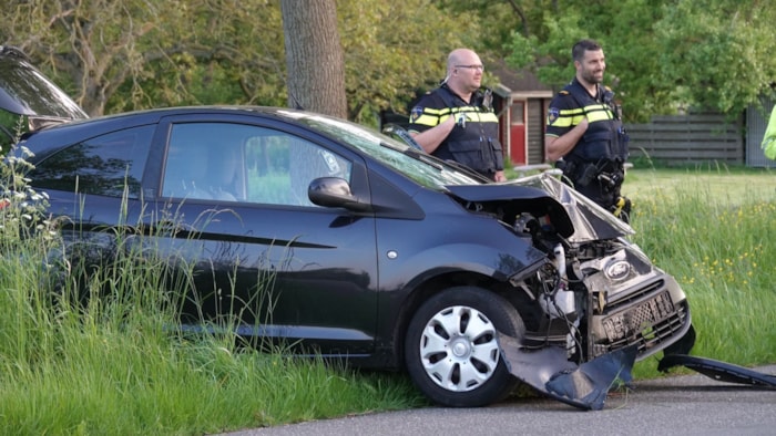 Auto botst tegen lantaarnpaal_3