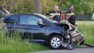 Auto botst tegen lantaarnpaal_3