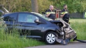 Auto botst tegen lantaarnpaal_3