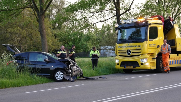 Auto botst tegen lantaarnpaal_2