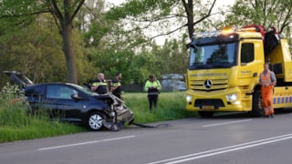 Auto botst tegen lantaarnpaal_2